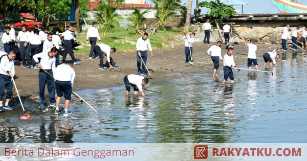 Peduli Kebersihan, Danlantamal VI Pimpin Bersih-Bersih Pantai