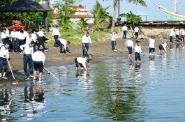 Peduli Kebersihan, Danlantamal VI Pimpin Bersih-Bersih Pantai