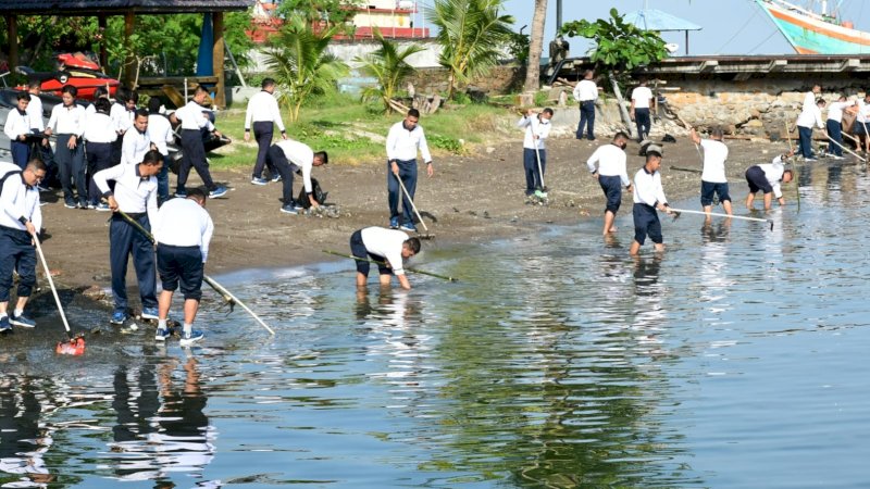 Peduli Kebersihan, Danlantamal VI Pimpin Bersih-Bersih Pantai