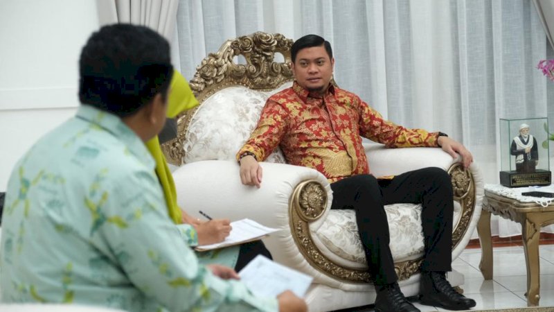 Kepala Badan Pusat Statistik (BPS) Kabupaten Gowa, Abd Hafid melakukan pendataan terhadap Bupati Gowa, Adnan Purichta Ichsan dan keluarga di Rumah Jabatan Bupati Gowa, Kamis (3/11).