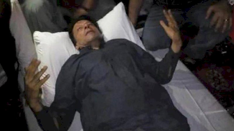 Dalam foto yang dirilis oleh partai mantan Perdana Menteri Pakistan Imran Khan, Pakistan Tehreek-e-Insaf, Khan terlihat berbaring setelah terluka dalam insiden penembakan di Wazirabad, Pakistan, Kamis, 3 November 2022.  (Associated Press Photo)
