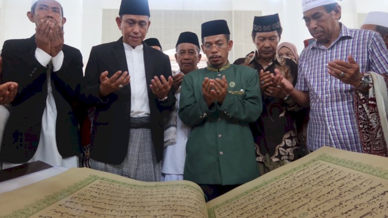 Bupati Wajo, Amran Mahmud (kedua kiri), saat serah terima mushaf Al-Qur'an akbar atau berukuran besar di Masjid Agung Ummul Quraa, Jumat (4/11/2022).