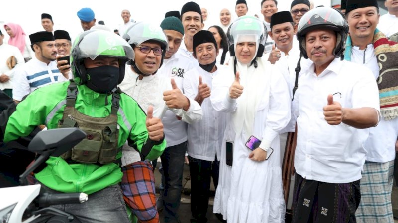 Wali Kota Makassar, Mohammad Ramdhan Pomanto, bersama jajaran dan jemaah lainnya naik ojek online (online) mengikuti 
salat Subuh berjemaah di Anjungan City of Makassar, Sabtu (5/11/2022).