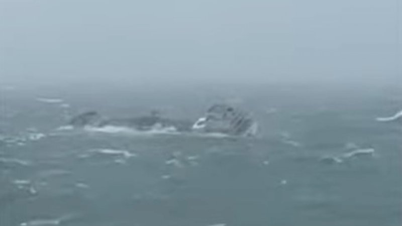 Detik-detik tenggelamnya kapal kargo Xing Shun 01 asal Vietnam di laut lepas Pantai Kaohsiung Taiwan. (Foto: Tangkapan layar video).