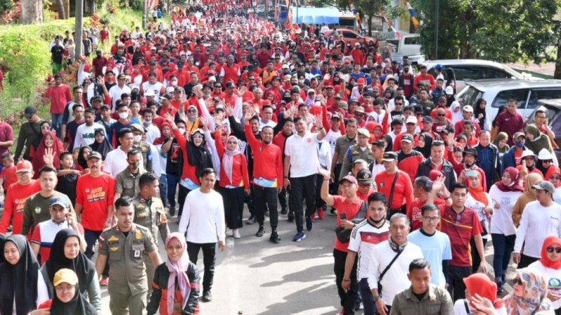 Jalan santai Sulsel Anti Mager di Lapangan Secata, Malino, Kabupaten Gowa, Sabtu (5/11/2022). 