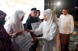 Warga Makassar Terima Bantuan Perbaikan Rumah Tidak Layak Huni