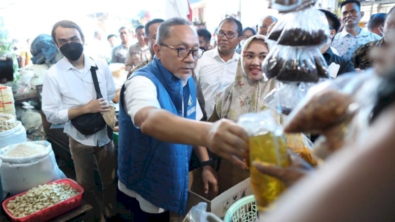 Menteri Perdagangan (Mendag) RI, Zulkifli Hasan (Zulhas), saat berkunjung di Pasar Pabaeng-baeng dalam rangka memantau perkembangan harga bahan pokok, Ahad (6/11/2022).