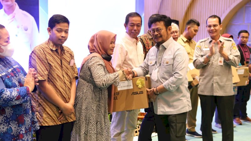 Menteri Pertanian (Mentan) RI, Syahrul Yasin Limpo atau SYL (kanan), saat menghadiri rapat koordinasi perubahan kebijakan pupuk subsidi di Kawasan Bogor, Jawa Barat, Senin (7/11/2022).