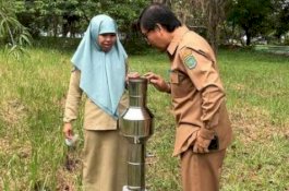 Wabup Cek Ombrometer di Halaman Kantor Bupati Luwu Utara
