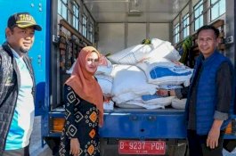 Bupati Luwu Utara Terima Bantuan Sembako Pemprov Sulsel untuk Korban Banjir