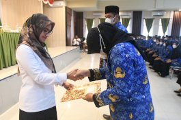 Bupati Lutra Serahkan SK PPPK Formasi Tahun 2021 Kepada Tenaga Pendidik dan Tenaga Kesehatan