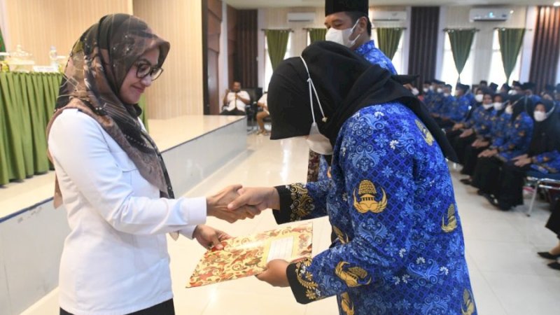 Bupati Luwu Utara, Indah Putri Indriani saat menyerahkan SK secara simbolis untuk ASN PPPK Formasi Tahun 2021