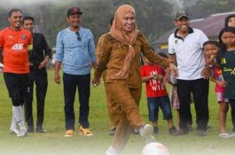Diguyur Hujan, Bupati Luwu Utara Resmi Buka Turnamen Sepak Bola Sabbang Selatan Cup I