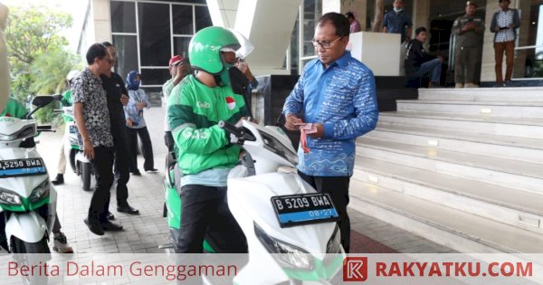 Konsisten Gunakan Ojol, Wali Kota Makassar Naik Grab Menuju Lokasi Rakernis Apeksi