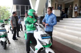 Konsisten Gunakan Ojol, Wali Kota Makassar Naik Grab Menuju Lokasi Rakernis Apeksi