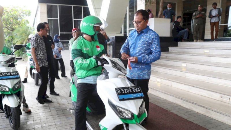 Wali Kota Makassar, Mohammad Ramdhan Pomanto (Danny), menggunakan aplikasi Grab dan memilih motor untuk beraktivitas, Selasa (8/11/2022).