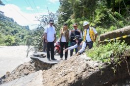 Tinjau Jalan Putus, Bupati Luwu Utara: Kita Fokus Buka Akses Jalan Lebih Dulu