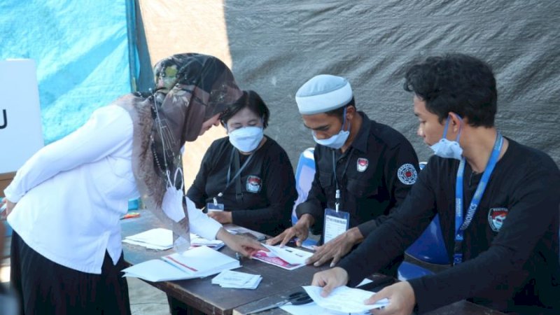 Bupati Indah Putri Indriani saat memantau pelaksanaan Pilkades serentak di Kecamatan Bonebone, Rabu (28/9/2022)