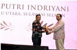 Top! Bupati Luwu Utara Terima Penghargaan Kepala Daerah Perempuan Inspiratif 2022