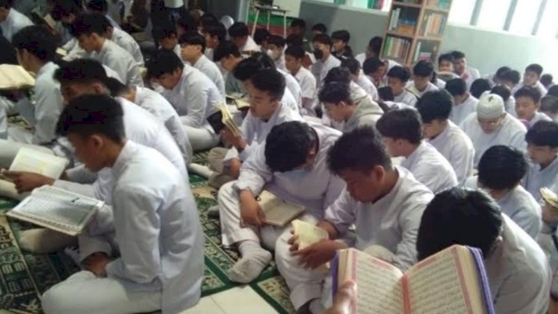 Aktivitas para siswa SMA Islam Athirah Bukit Baruga salah satunya menghafal Al-Qur'an.