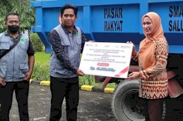 Bupati Luwu Utara Terima Bantuan Bak Sampah untuk Pasar Salulemo
