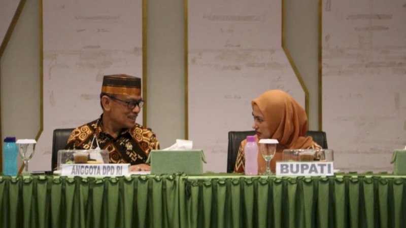 Bupati Luwu Utara, Indah Putri Indriani saat berbincang dengan Anggota DPD RI, H. Ajiep Padindang