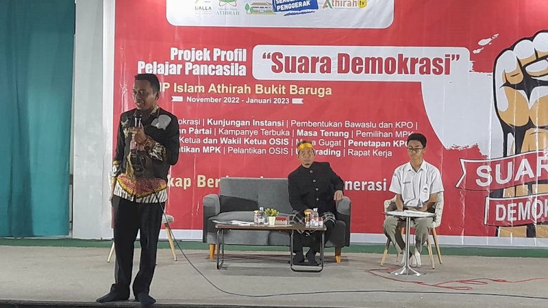 Legislator Sulsel Syaharuddin Alrif Edukasi Siswa SMP Islam Athirah Bukit Baruga Tentang Demokrasi