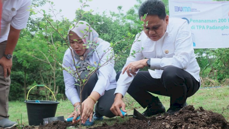 PLN-Pemda Barru Tanam 200 Bibit Pohon di Padangloang