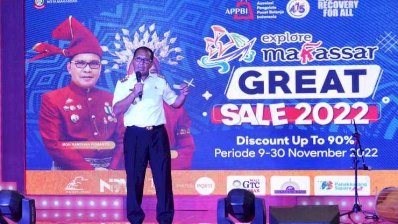 Wali Kota Makassar, Mohammad Ramdhan Pomanto (Danny), saat membuka secara resmi gelaran Makassar Great Sale (MGS) 2022 di main atrium Nipah Park, Rabu (9/11/2022).
