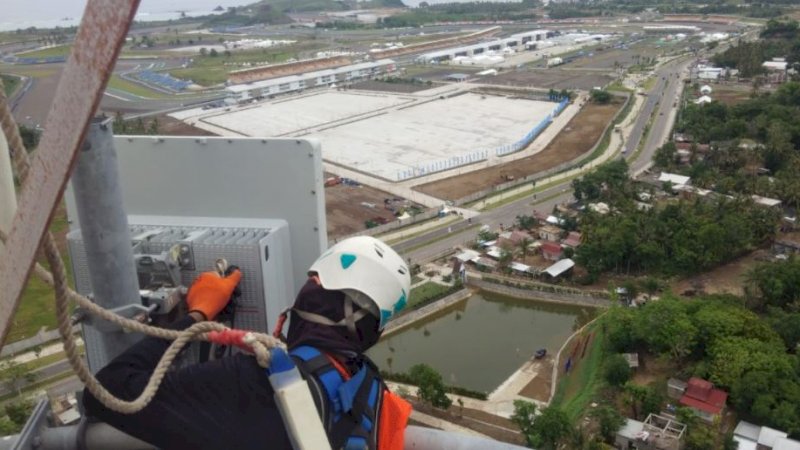 Teknisi jaringan XL Axiata bekerja di salah satu shelter BTS di Kota Mataram, Rabu (9/11/2022). Jaringan XL Axiata siap menyukseskan gelaran World Superbike (WSBK) 2022 di Sirkuit Mandalika, 12-13 November 2022. (Foto: XL Axiata)