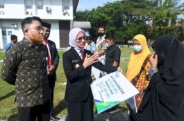 Bupati Lutra Serahkan Santunan Kematian-Beasiswa Pendidikan ke Ahli Waris Tenaga Non ASN