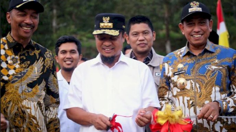 Gubernur Sulsel, Andi Sudirman Sulaiman, saat peresmian Jembatan Lanrange di Desa Awo, Kecamatan Keera, didampingi Bupati dan Wakil Bupati, Amran Mahmud-Amran, Jumat (11/11/2022).