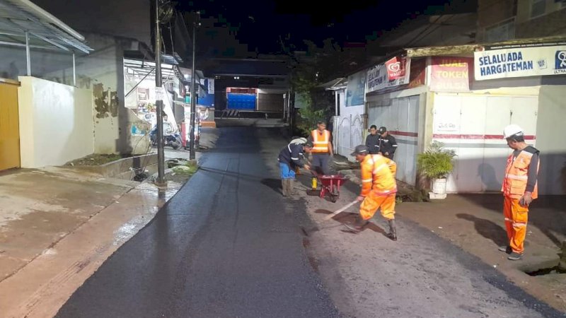 Dinas Pekerjaan Umum Makassar Benahi Jalan di BTN Makkio Baji Kecamatan Manggala, Jumat(11/11/22).