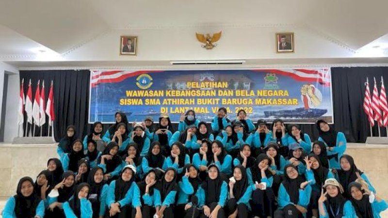 Siswa Sekolah Menengah Atas (SMA) Islam Athirah Bukit Baruga mengikuti pendidikan wawasan kebangsaan di Pangkalan Utama TNI Angkatan Laut (Lantamal) VI Makassar.