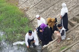 Ketua TP PKK Parepare Tebar 1000 Bibit Ikan Nila di Embung Marilaleng