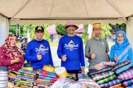 Kunjungi Pameran Produk Unggulan UMKM, Bupati Wajo Apresiasi Peran Dekranasda 