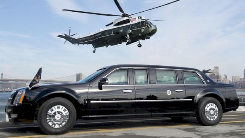 Mobil limosin lapis baja khusus Presiden AS memiliki julukan The Beast. (AFP PHOTO / SAUL LOEB)