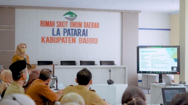  Tim Survei Akreditasi Paripurna melakukan tatap maya dengan manajemen Rumah Sakit Umum Daerah (RSUD) Lapatarai Kabupaten Barru, Senin (14/11/2022).