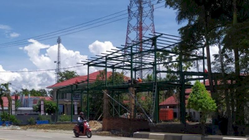 Progres pembangunan Gedung Rescue Center Kabupaten Barru, Senin (14/11/2022). Terlihat rangka tiang besi dari bangunan sudah berdiri. 
