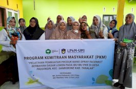Tim PkM Farmasi UMI Gelar Pelatihan Pembuatan Produk Nano Spray Facemist Berbahan Dasar Lemon di Takalar 