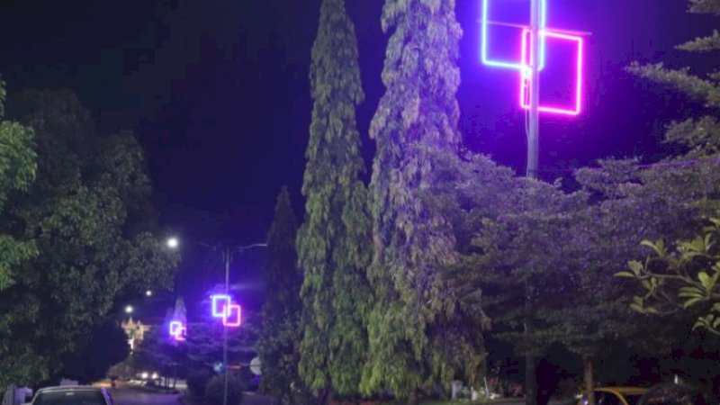 Penampakan lampu hias di sepanjang jalur dua atau Jalan Sawerigading sampai Jalan Rusa, Kota Sengkang, Kabupaten Wajo, saat malam hari.
