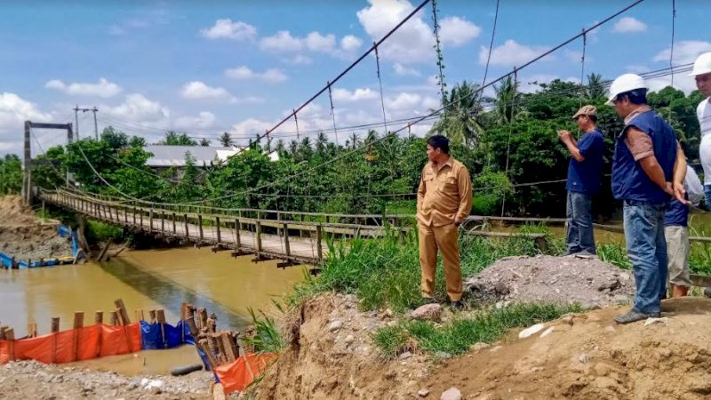 Peninjauan pekerjaan pembangunan Jembatan Soreang Lopie di Kelurahan Macero, Kecamatan Belawa, Selasa (15/11/2022).