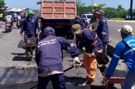 DPU Makassar Kerahkan Tim Sapu Lubang