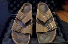 Sandal Bekas Steve Jobs Terjual Rp3 Miliar Lebih