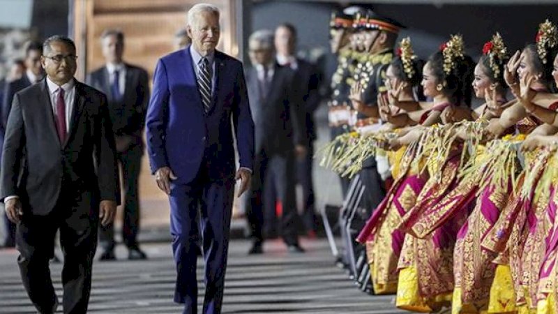 Presiden Amerika Serikat (AS), Joe Biden (kanan), tengah menghadiri KTT G20 di Bali. (Foto: Made Nagi/Pool via Reuters)