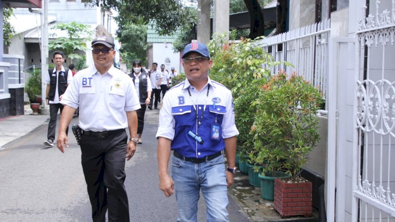 Direktur Utama PDAM Makassar,  Beni Iskandar saat turun langsung pada kegiatan penagihan bersama PDAM Kota Makassar, Selasa, (17/11/22).