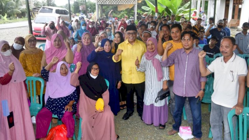 Ilham Arief Sirajuddin (IAS) berbaur dengan warga di Desa Babang, Kecamatan Larompong Selatan, Kabupaten Luwu, Rabu (16/11/2022).