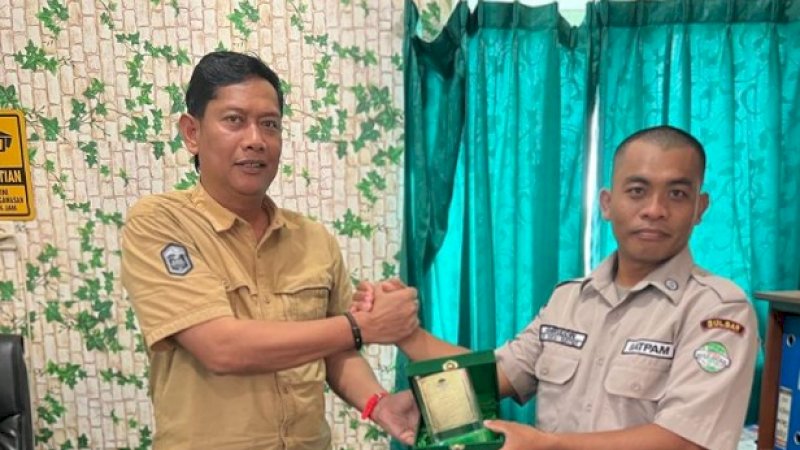 CDO PT Mamuang, Rudi Hermanto (kemeja coklat) menyerahkan penghargaan kepada tiga karyawan berprestasi di kantor PT Mamuang di Desa Martasari, Kecamatan Pedongga, Kabupaten Pasangkayu, Sulawesi Barat.