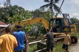 Program CSR PT Pasangkayu Kerahkan Alat Berat Perbaikan Infrastruktur Pemukiman Warga