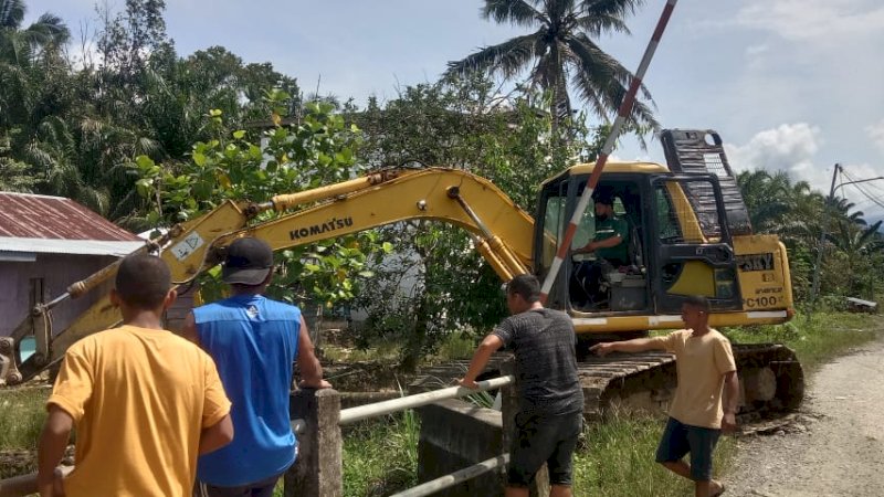 Manejemen PT Pasangkayu kembali membantu warga di wilayah kerja perusahaan untuk perbaikan infrastruktur jalan dan tanggul serta penggalian parit dalam mengantisipasi terjadinya banjir di pemukiman warga.